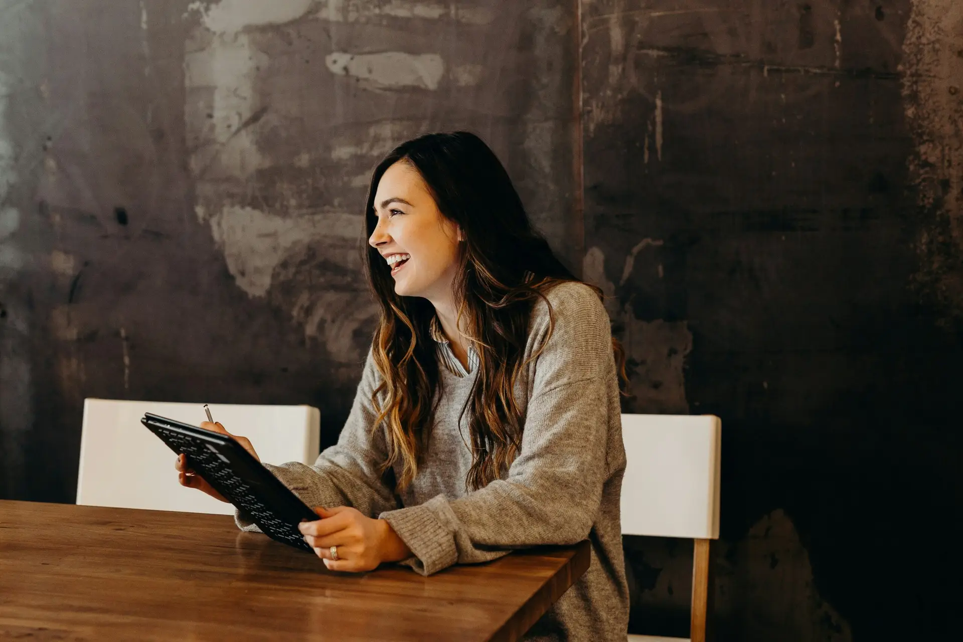 girl with the computer LCSW supervision in Austin Texas and Tampa Bay Area, qualified supervisor for LMSWs and RCSWIs